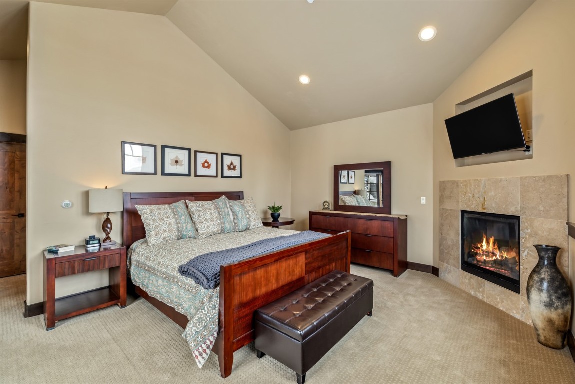 2330 Val Disere CIRCLE Left