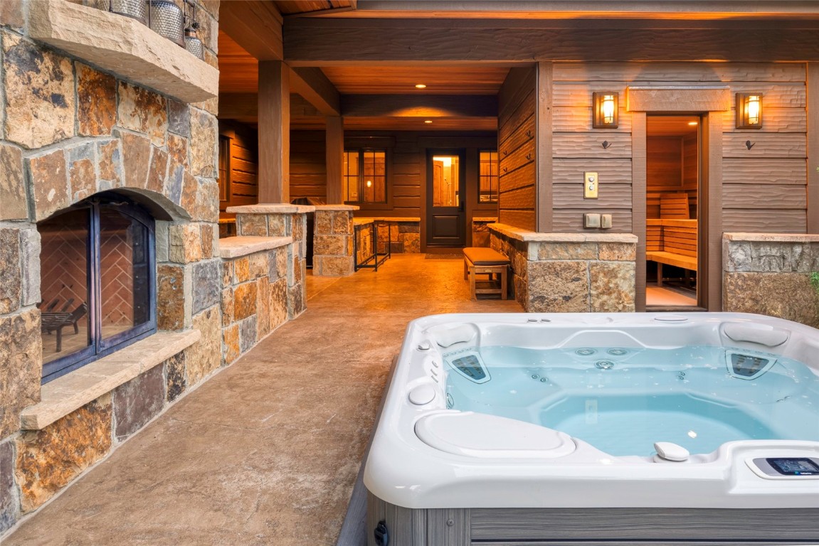2811 Whitewater LANE