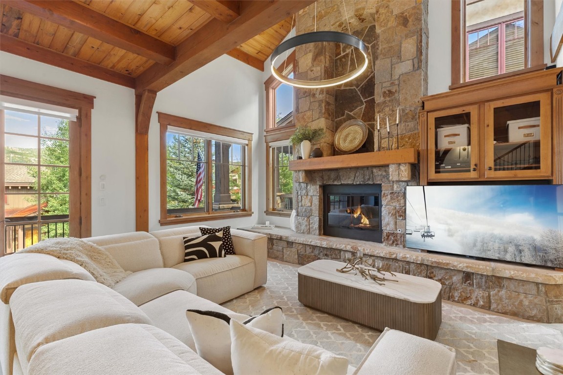 1240 Eagle Glen DRIVE 12