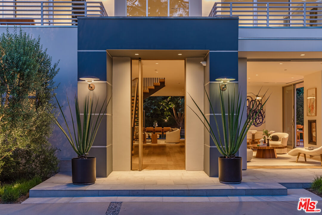 9011 Alto Cedro Dr