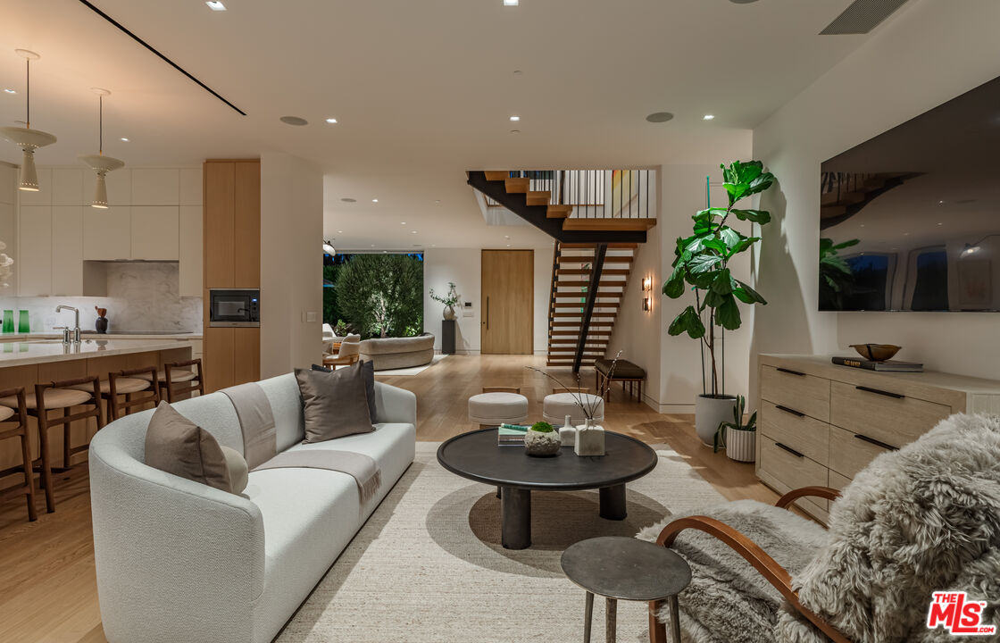 9011 Alto Cedro Dr
