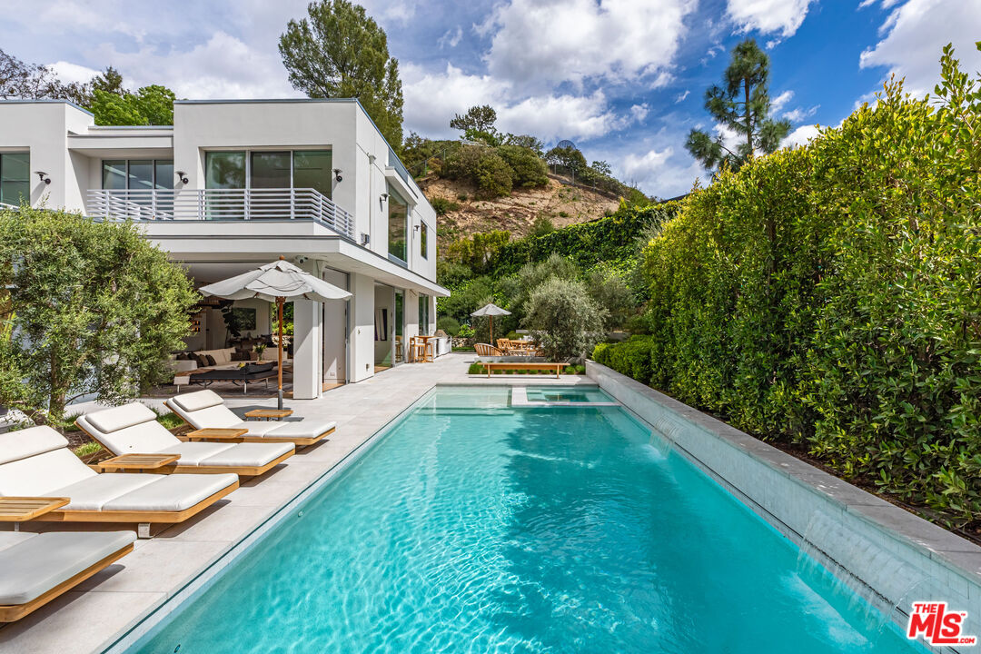 9011 Alto Cedro Dr