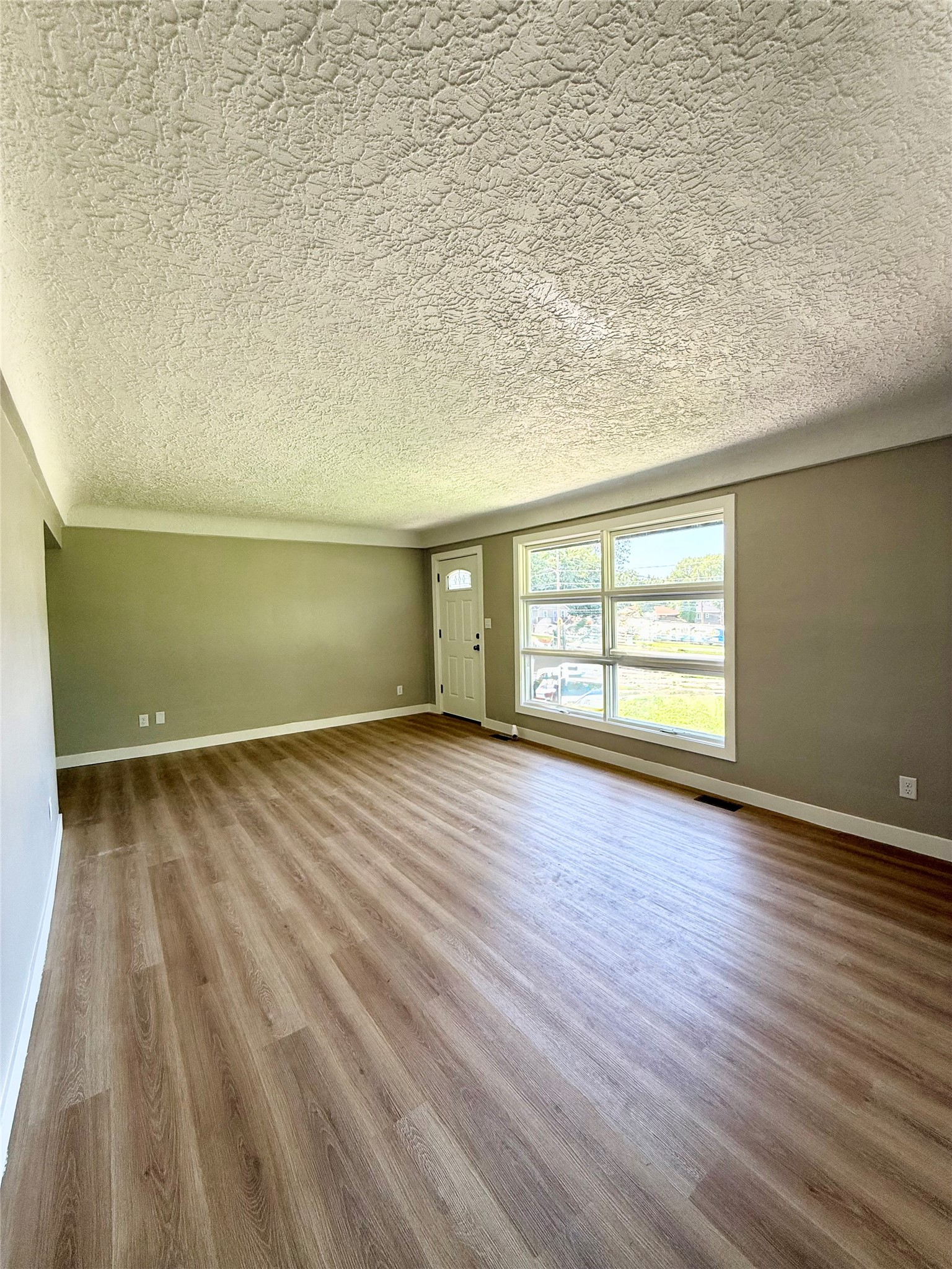 211 E Leach Avenue