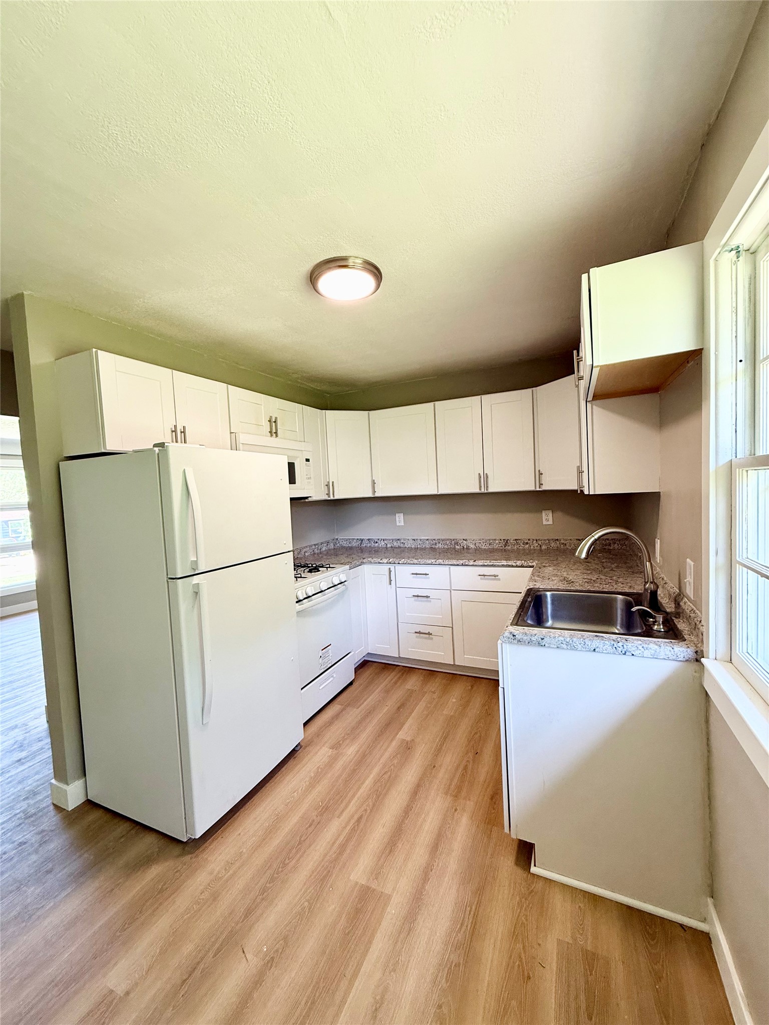 211 E Leach Avenue