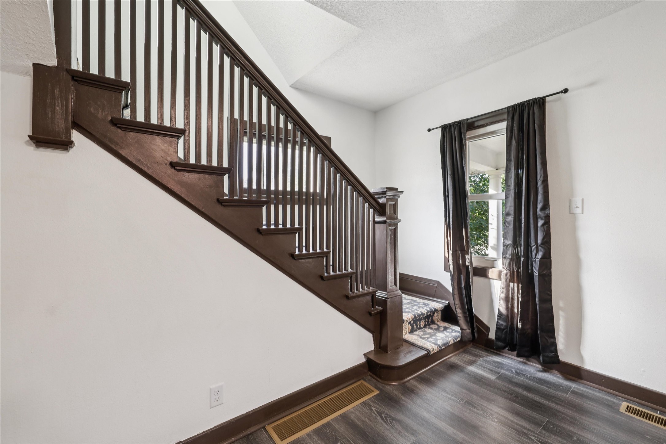 2537 E Walnut Street