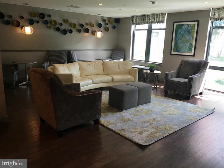 1021 N GARFIELD STREET 422