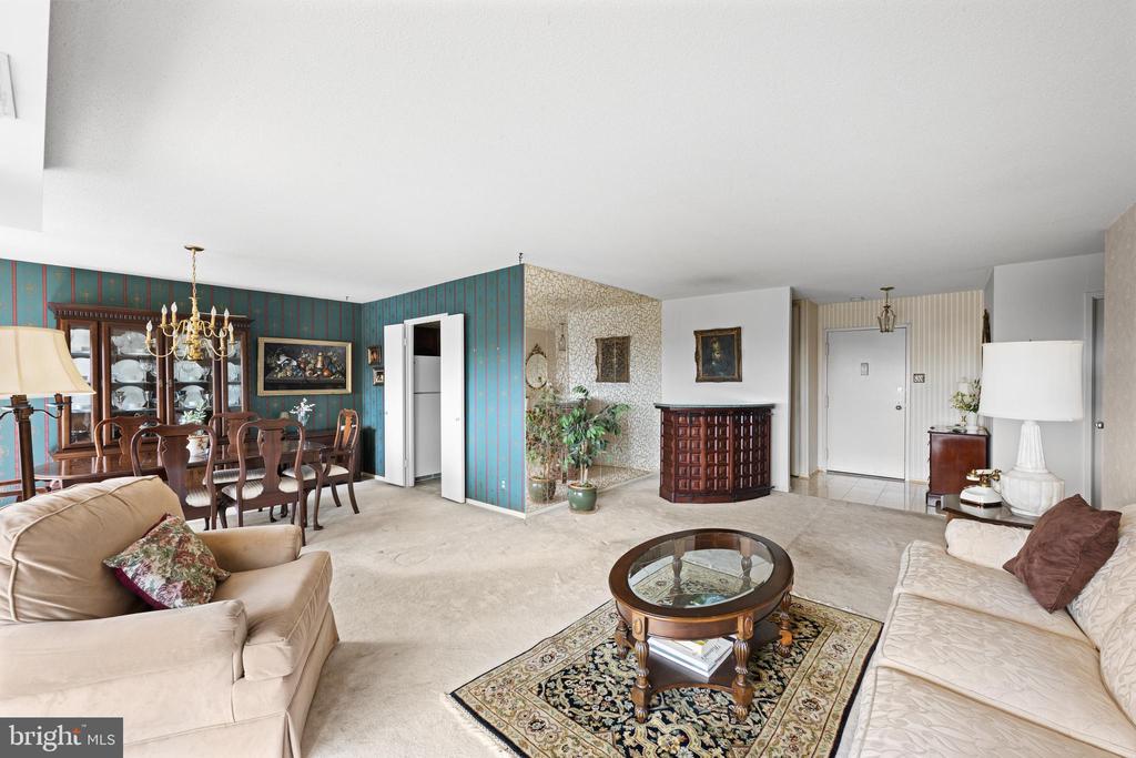 205 YOAKUM PARKWAY 607