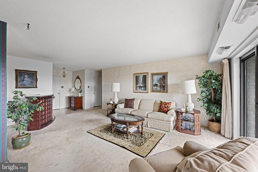205 YOAKUM PARKWAY 607