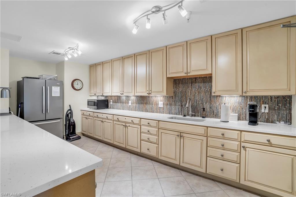 4137 Bay Beach LN # 573