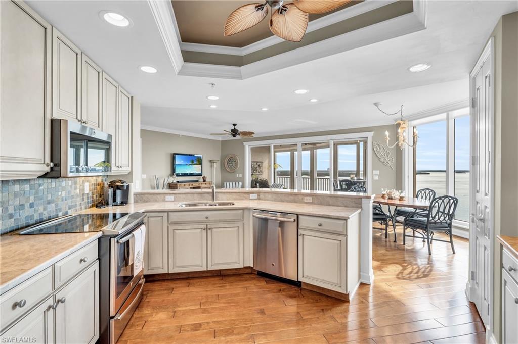 4137 Bay Beach LN 585