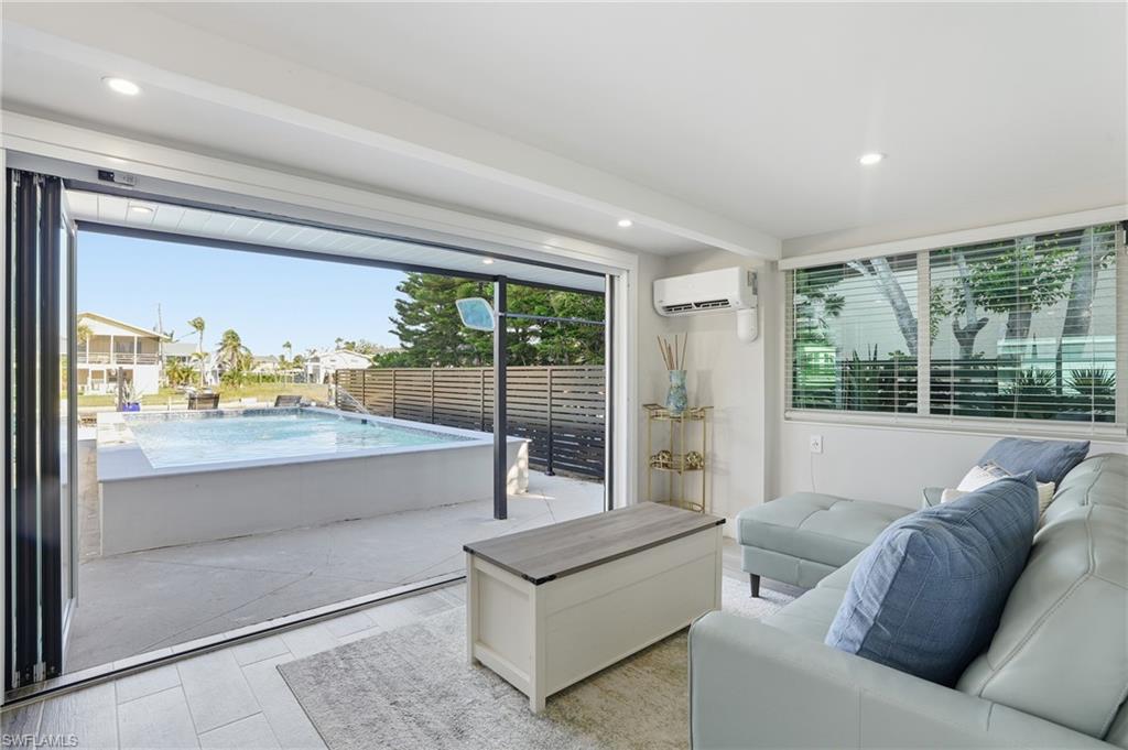 239 Curlew ST