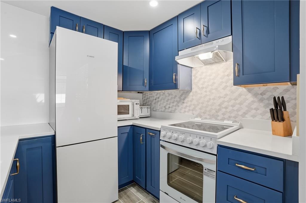 239 Curlew ST