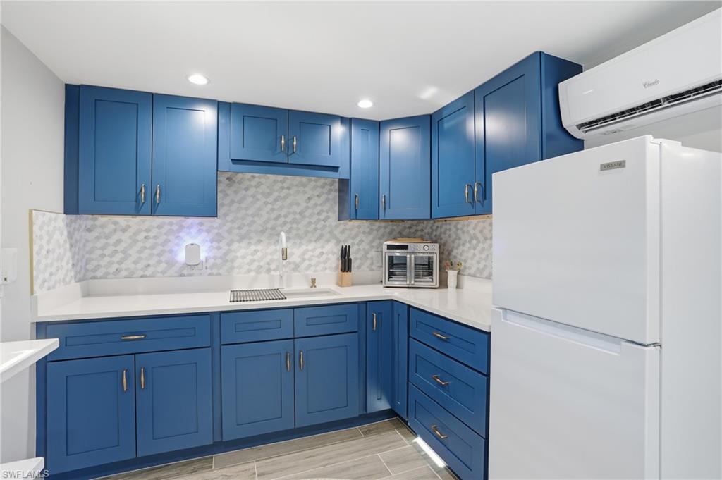 239 Curlew ST