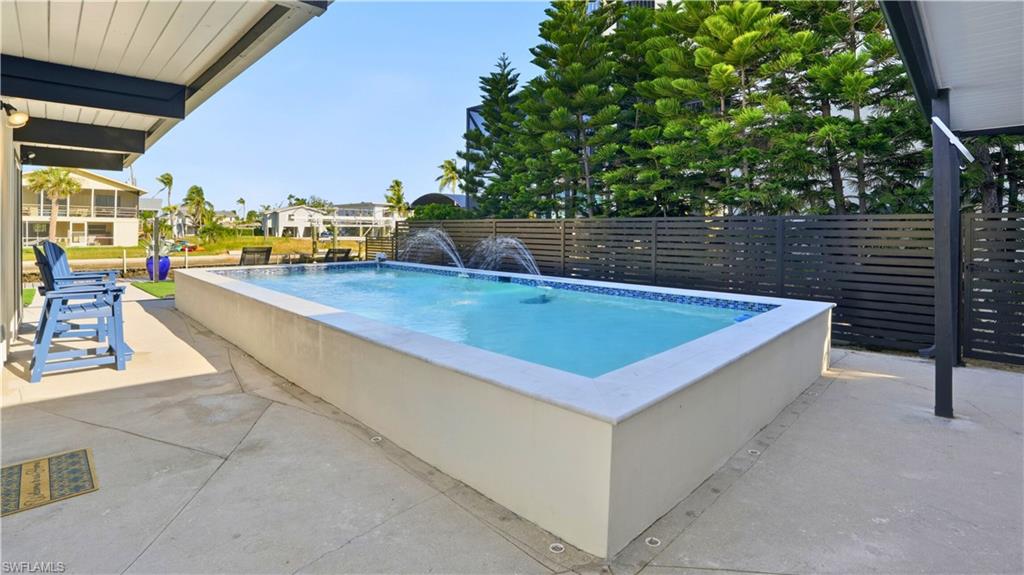 239 Curlew ST