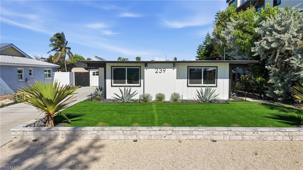239 Curlew ST