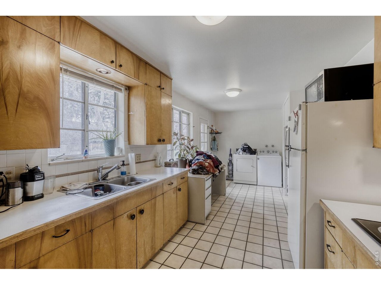 1937 W Lake St