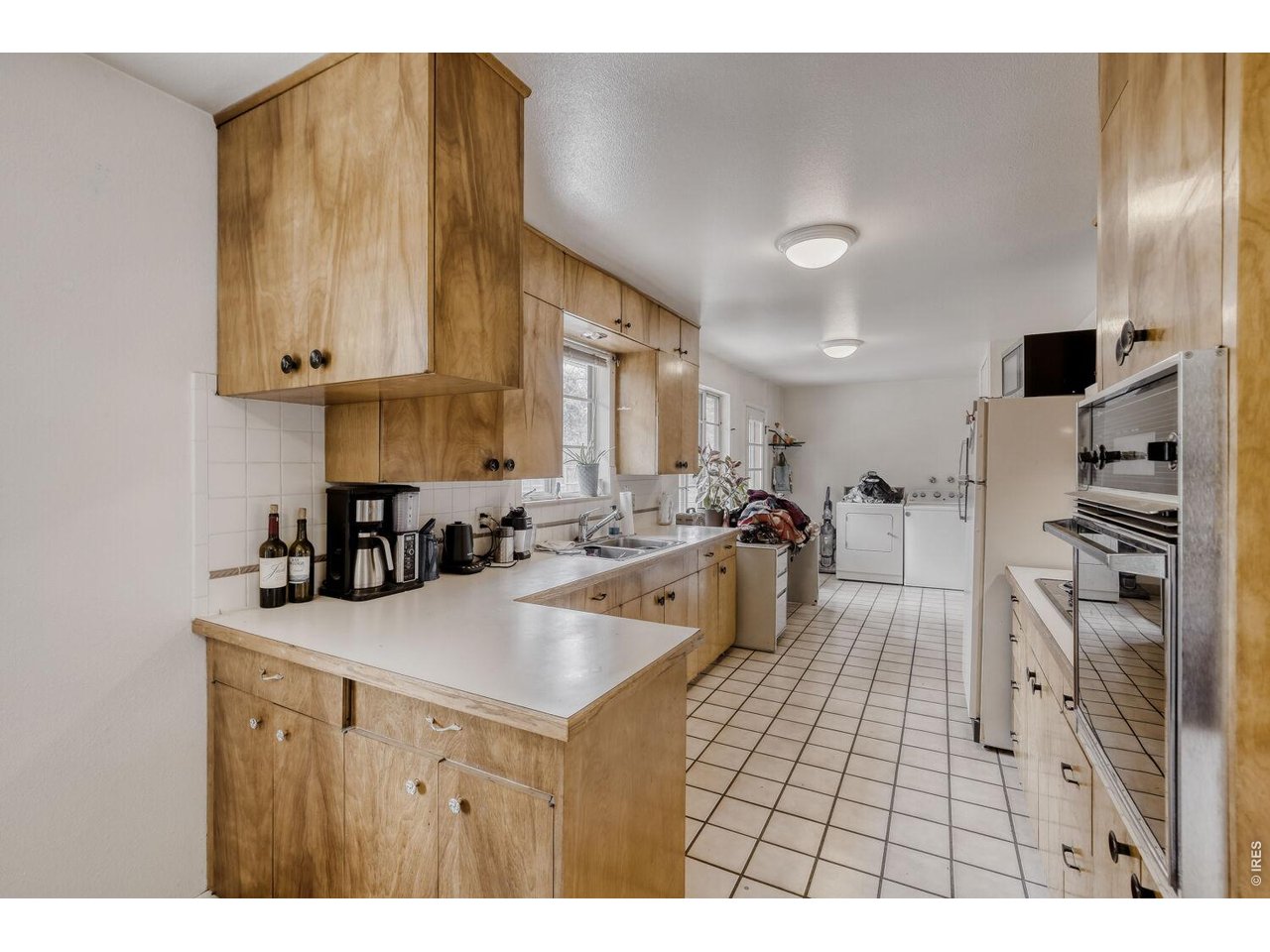 1937 W Lake St