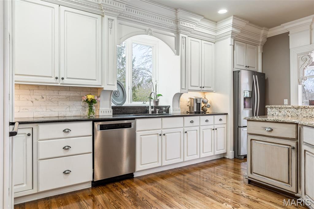 1040 Greystone Manor Parkway