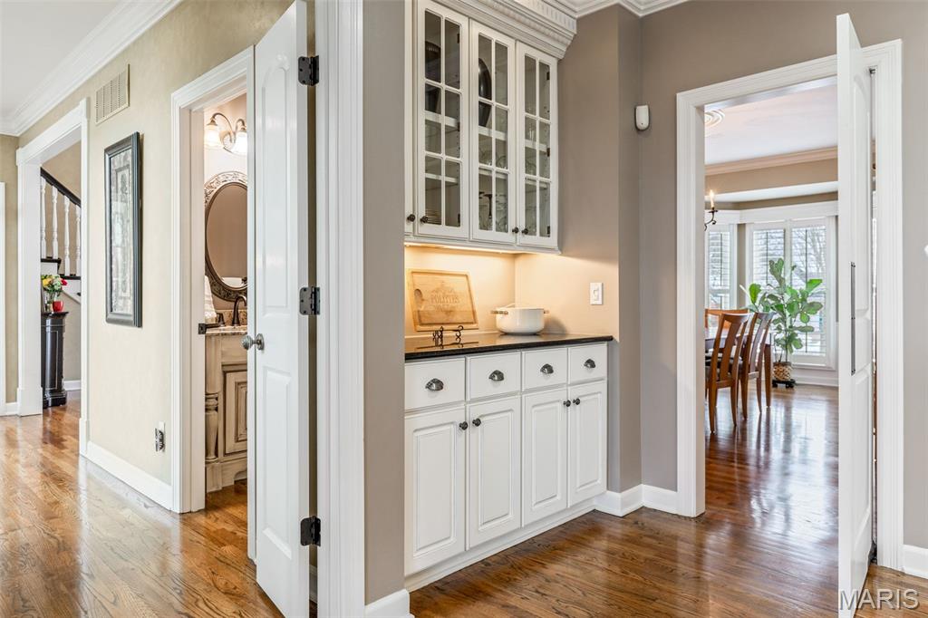 1040 Greystone Manor Parkway