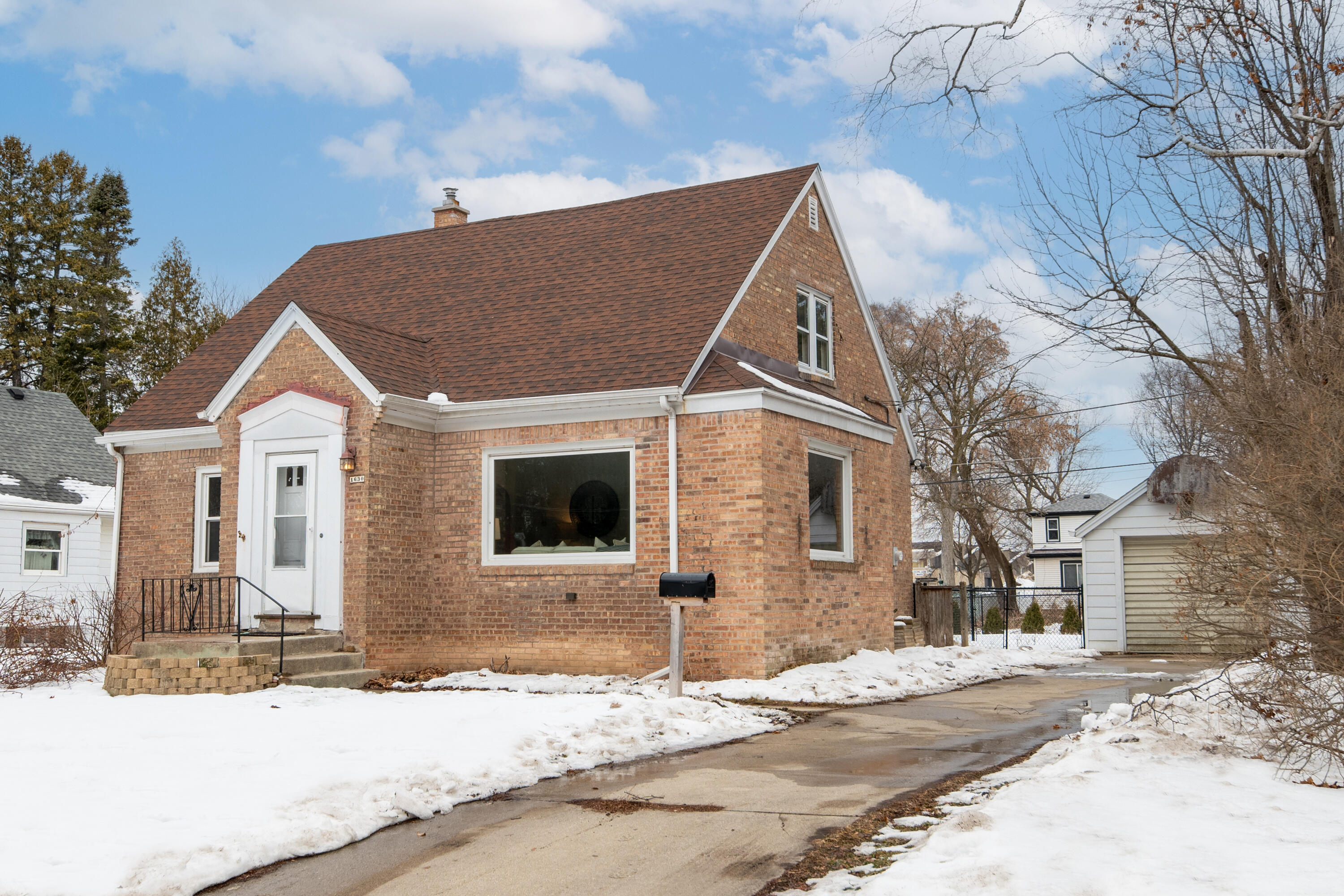 1630 W Lawn Ave