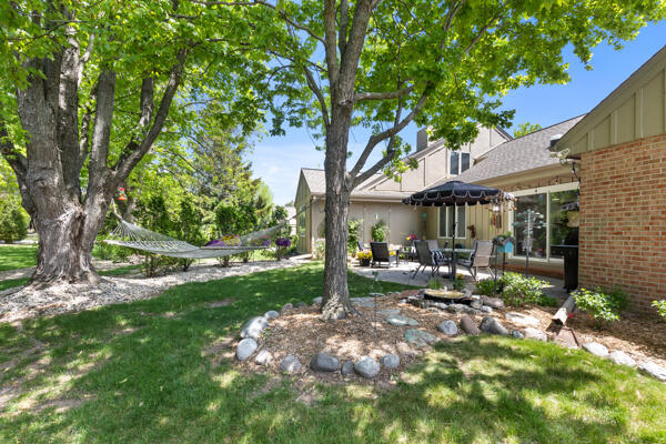 10041 N Holmes Ct