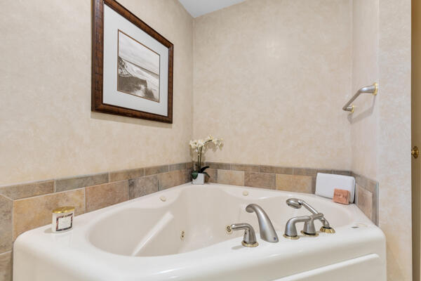 10041 N Holmes Ct