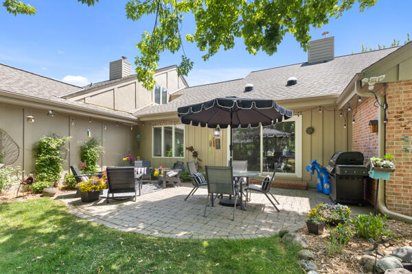 10041 N Holmes Ct