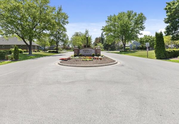 10041 N Holmes Ct