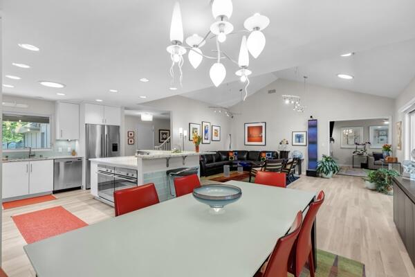 10041 N Holmes Ct
