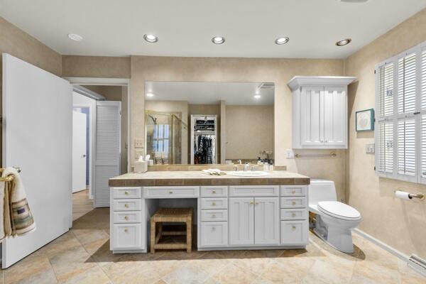 10041 N Holmes Ct
