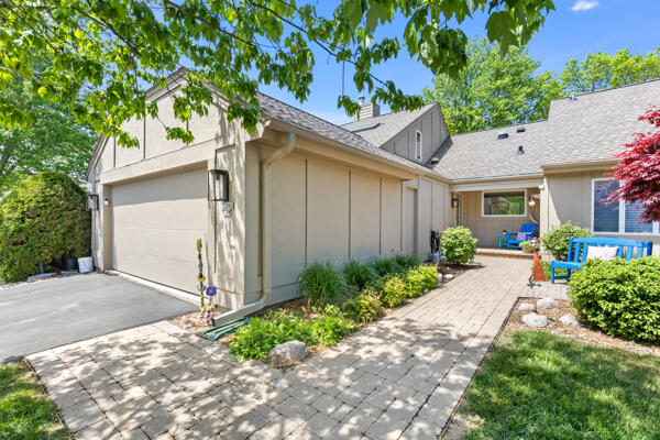 10041 N Holmes Ct