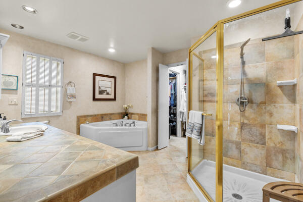 10041 N Holmes Ct