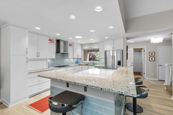 10041 N Holmes Ct