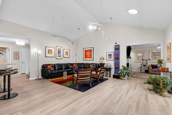 10041 N Holmes Ct