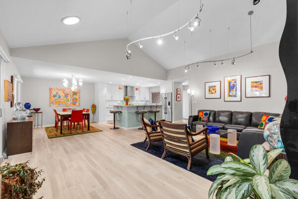 10041 N Holmes Ct