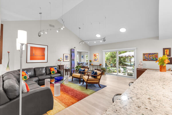 10041 N Holmes Ct