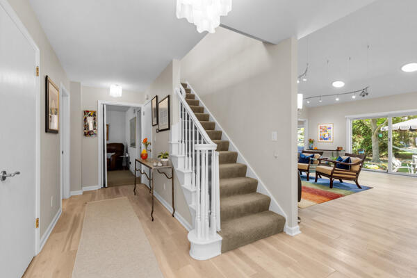 10041 N Holmes Ct