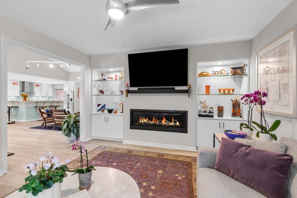 10041 N Holmes Ct