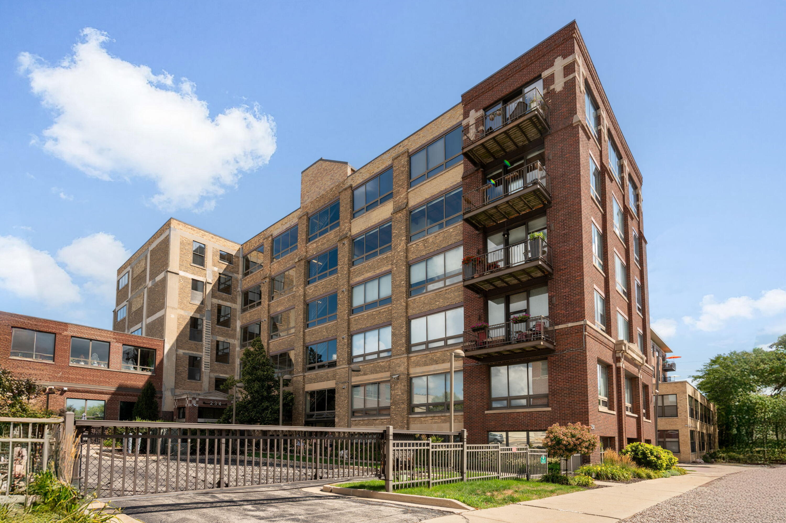 234 E Reservoir Ave, 606