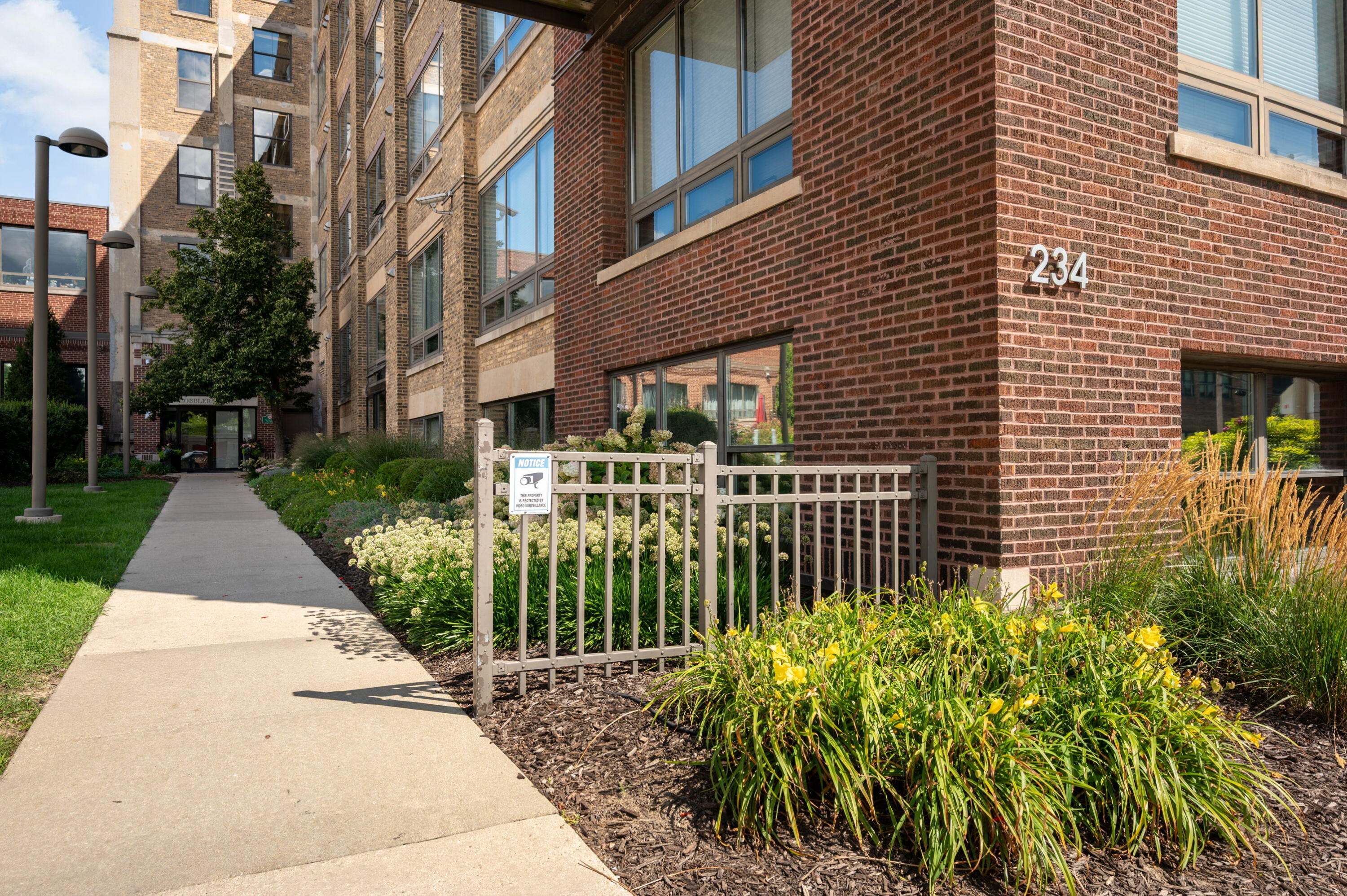 234 E Reservoir Ave, 606
