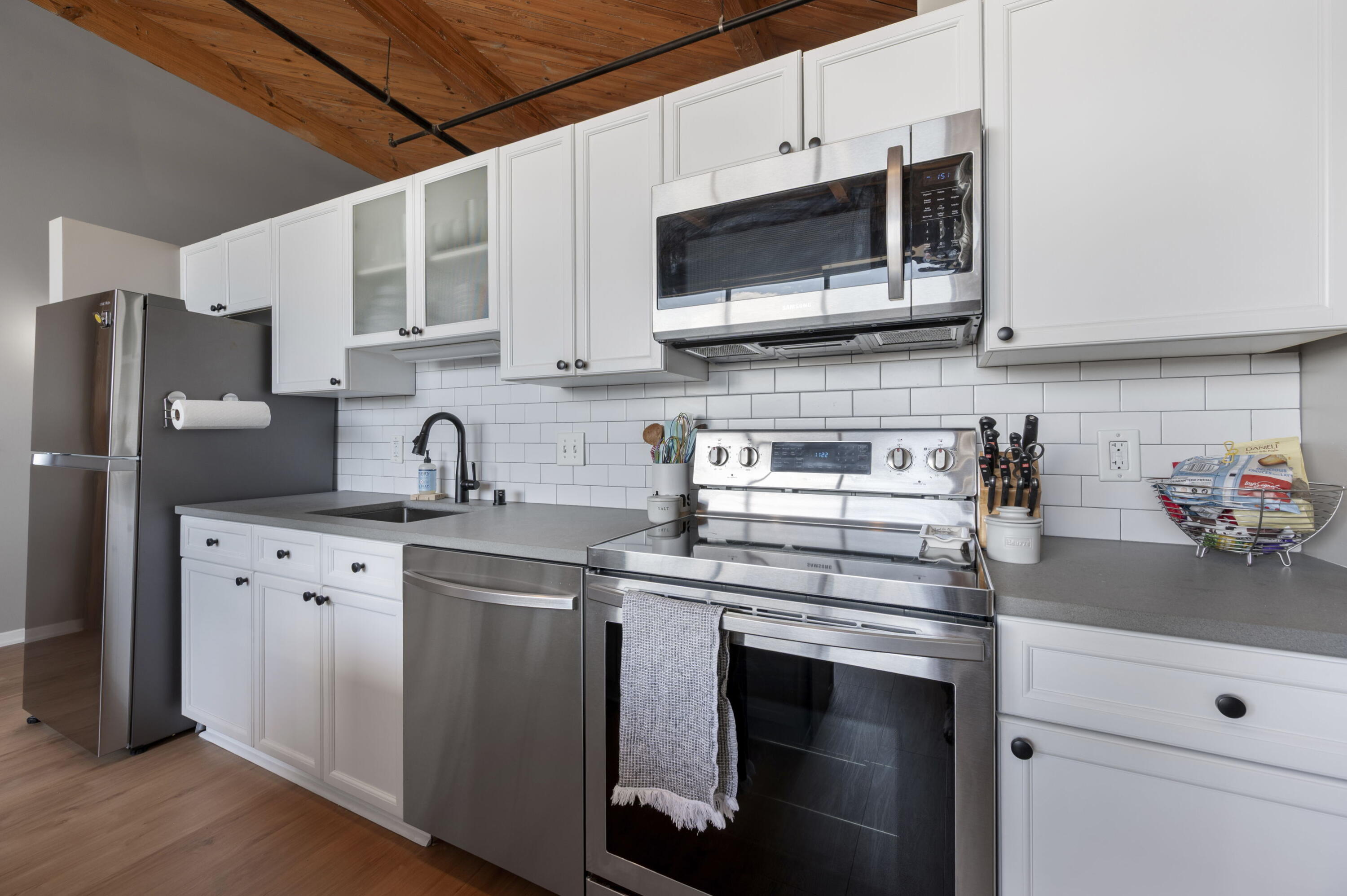 234 E Reservoir Ave, 606