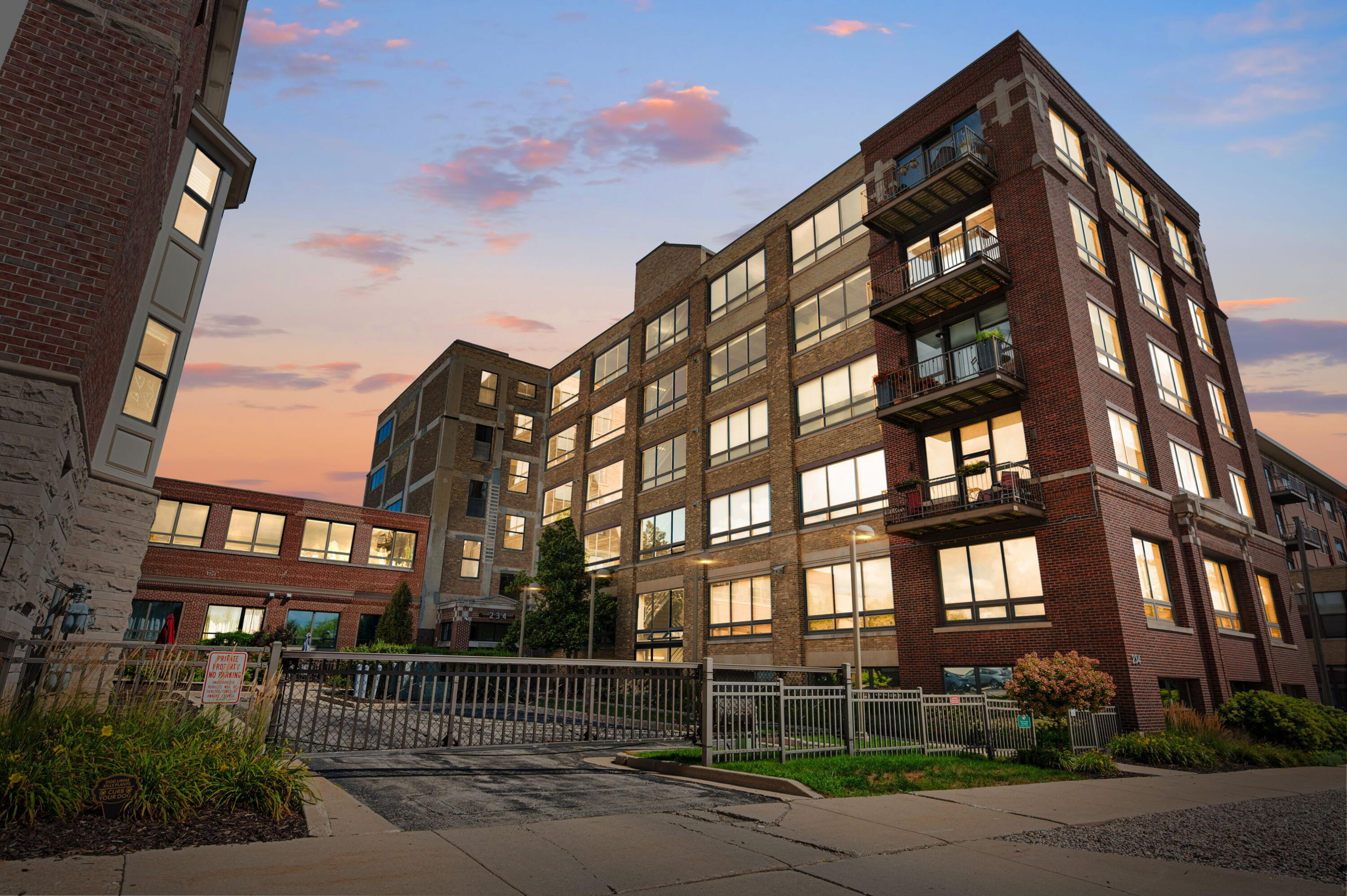 234 E Reservoir Ave, 606