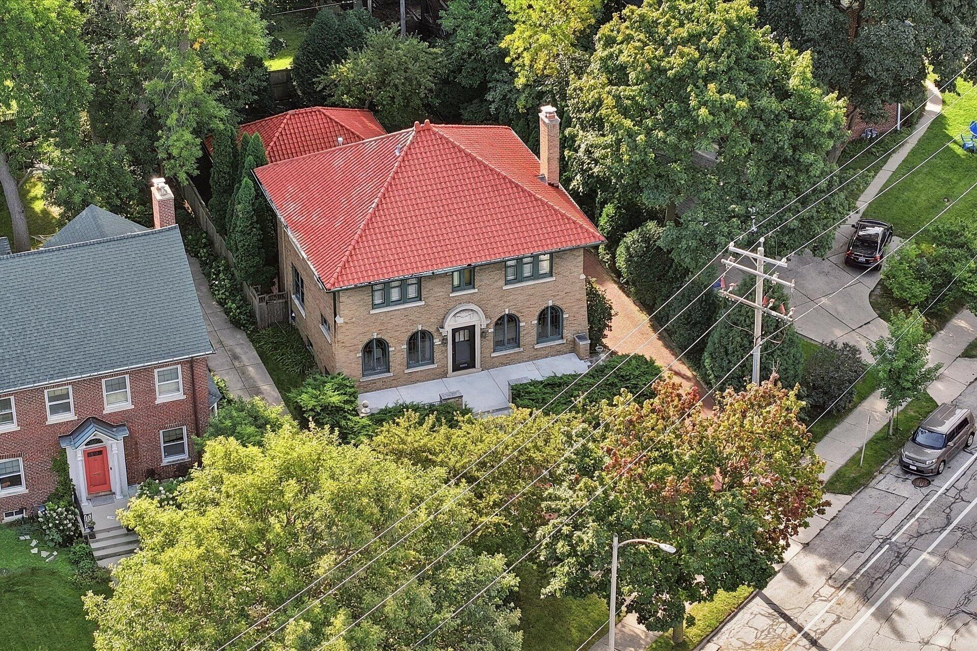 2522 N Summit Ave
