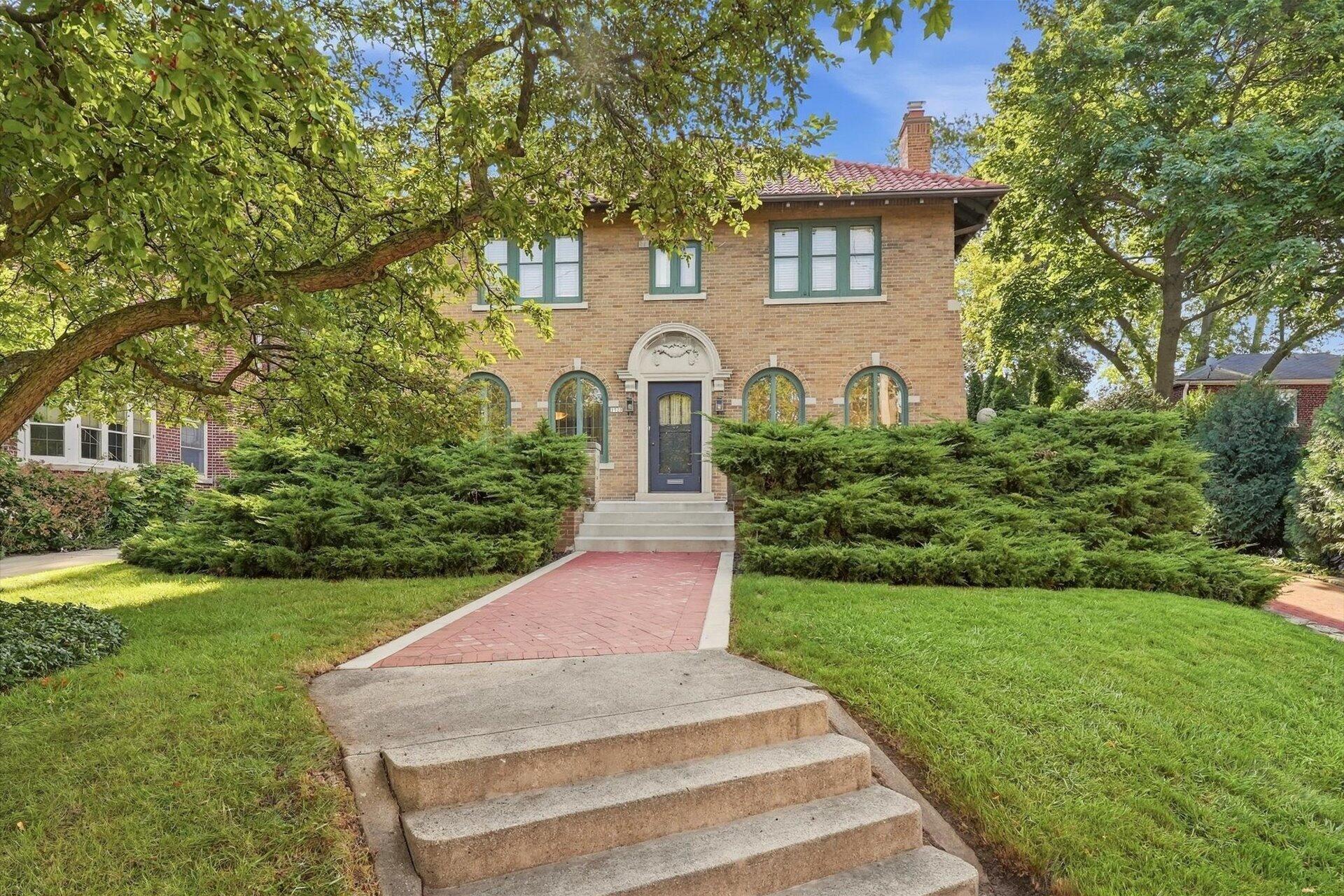2522 N Summit Ave