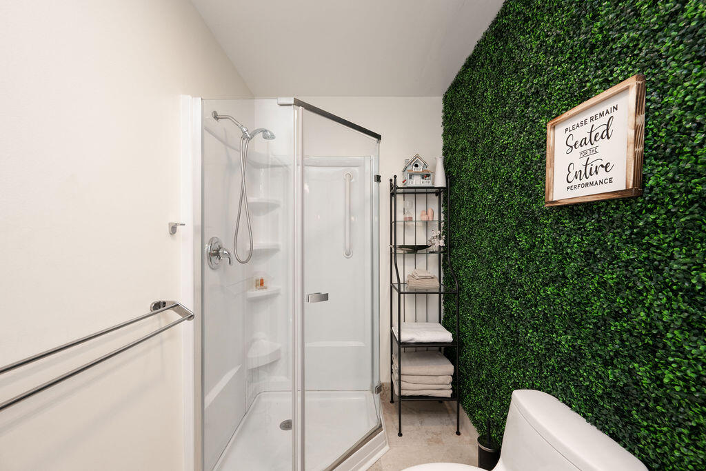 313 Catherine Street Unit: 4