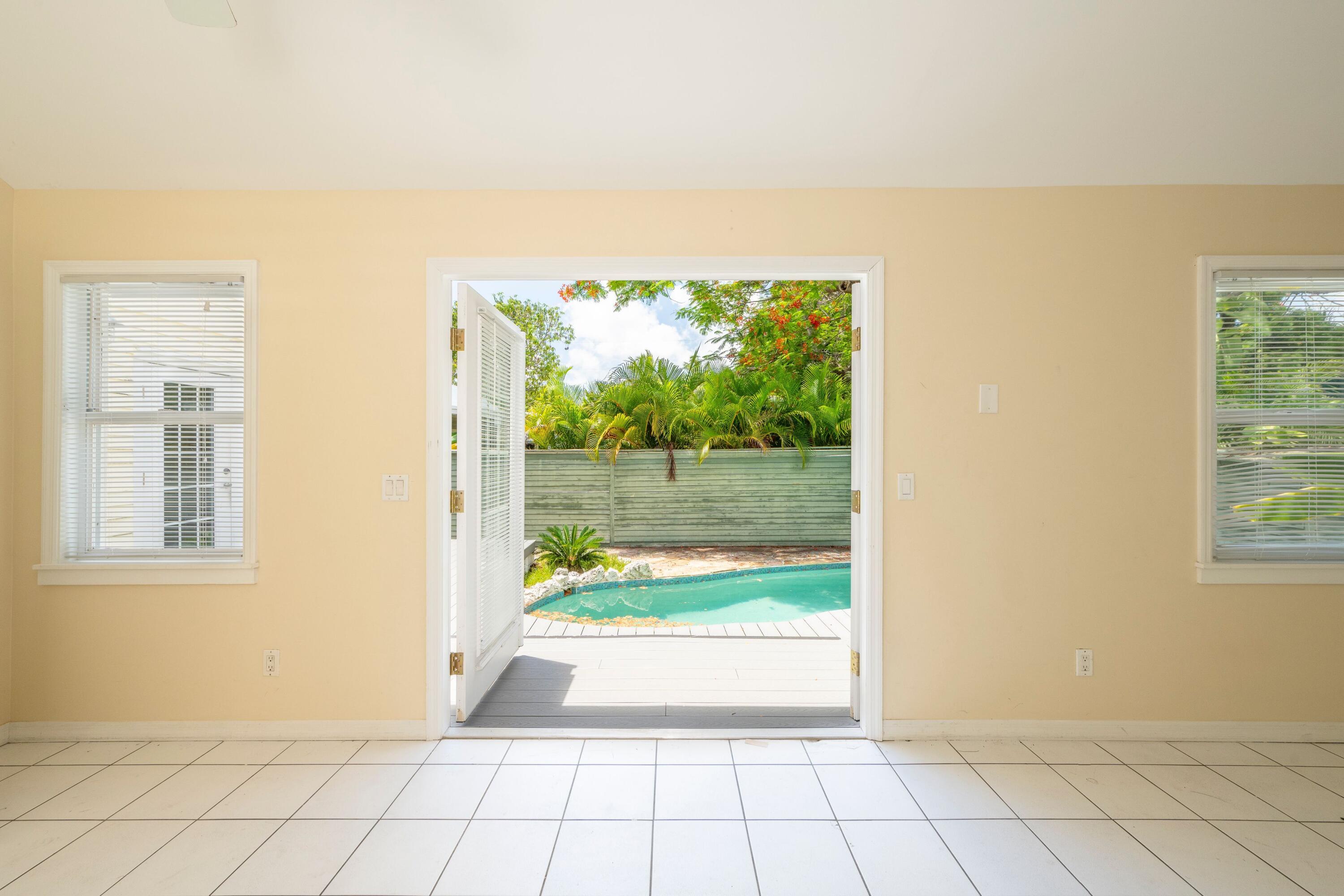 1207 Florida Street Unit: DOWN