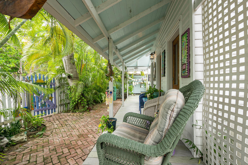 906 Emma Street