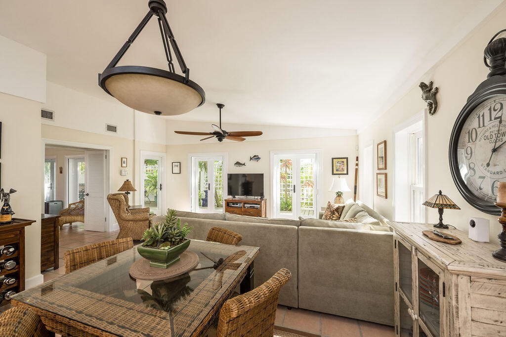 719 Windsor Lane Unit: Rear