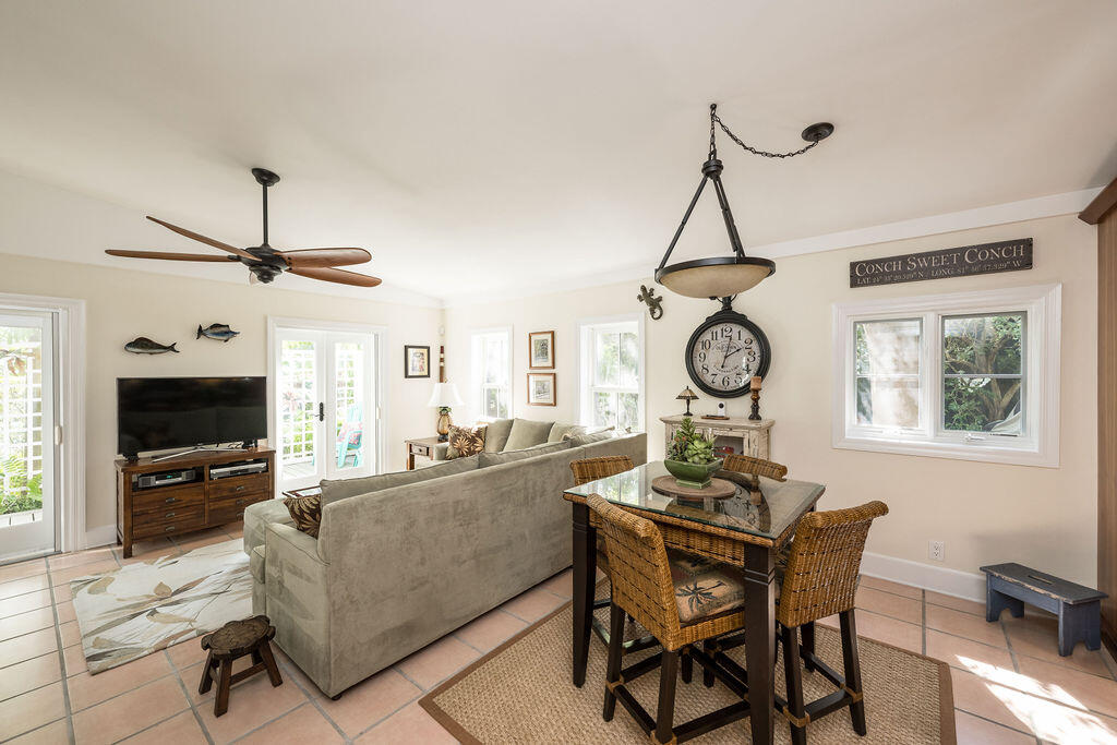 719 Windsor Lane Unit: Rear