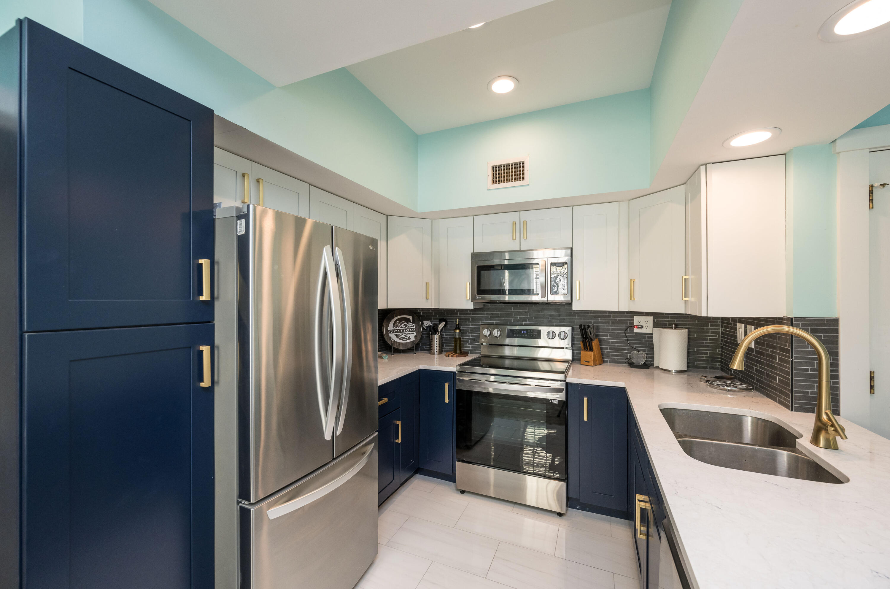 606 Truman Avenue Unit: 3